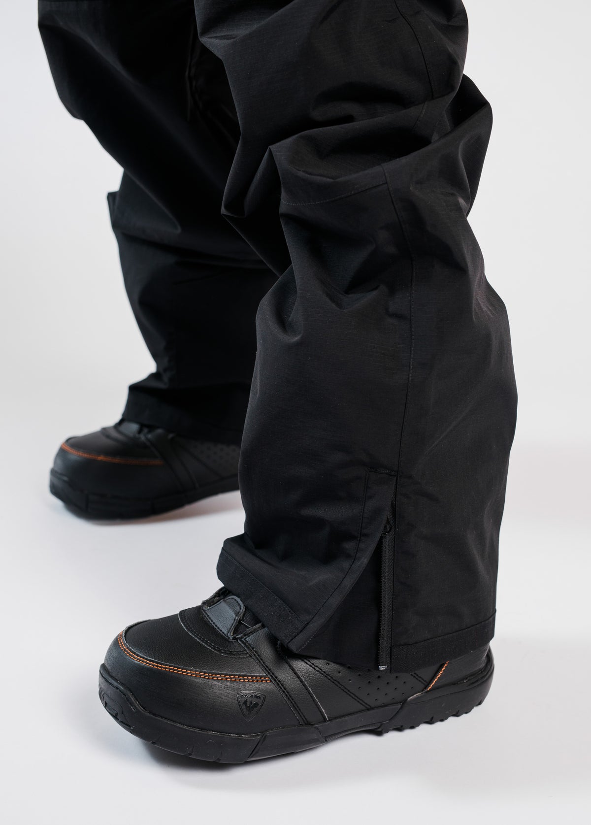 Men's baggy snowboard pants with adjustable hem