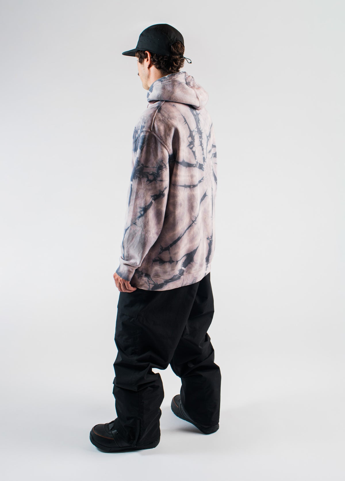 Model wearing black baggy snowboard pants
