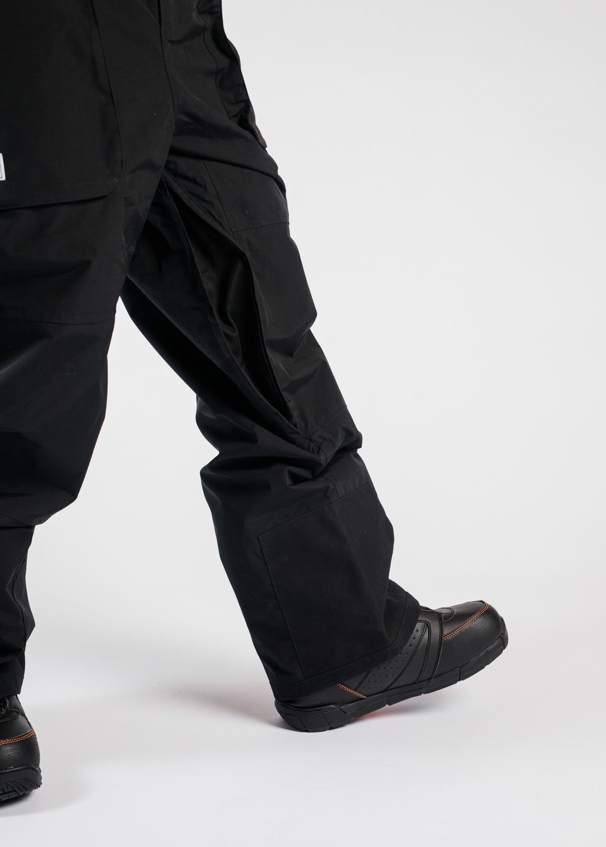Men's baggy snowboard pants with mesh zippered leg vents