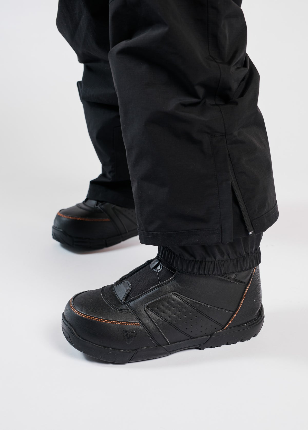 Snowboard pants with boot gaiters