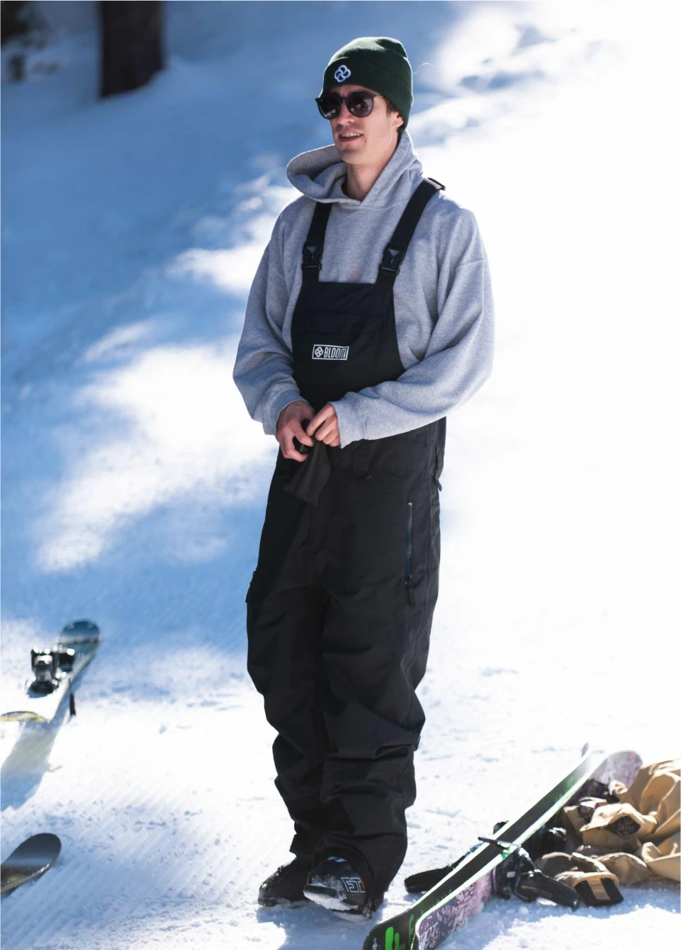 Man on slope wearing a pair of the best baggy snow pants in black