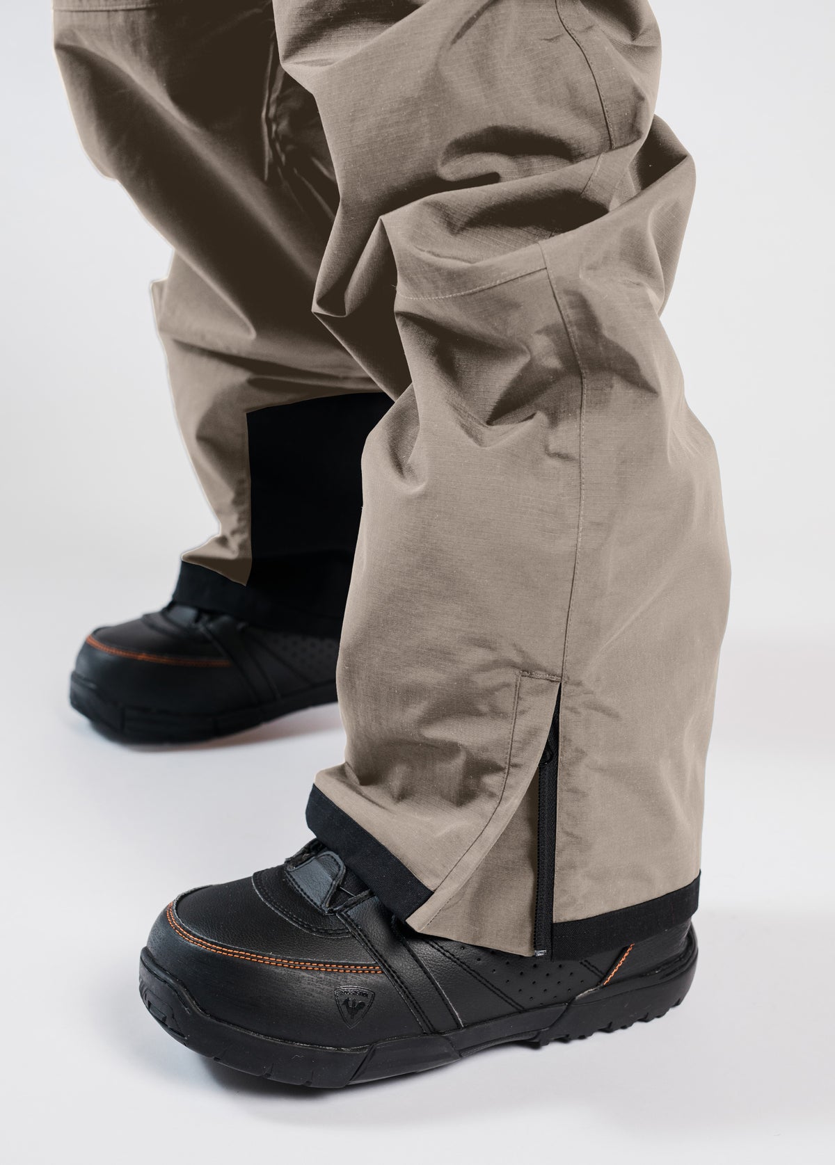 Baggy snowboard pants with adjustable zippered cuff