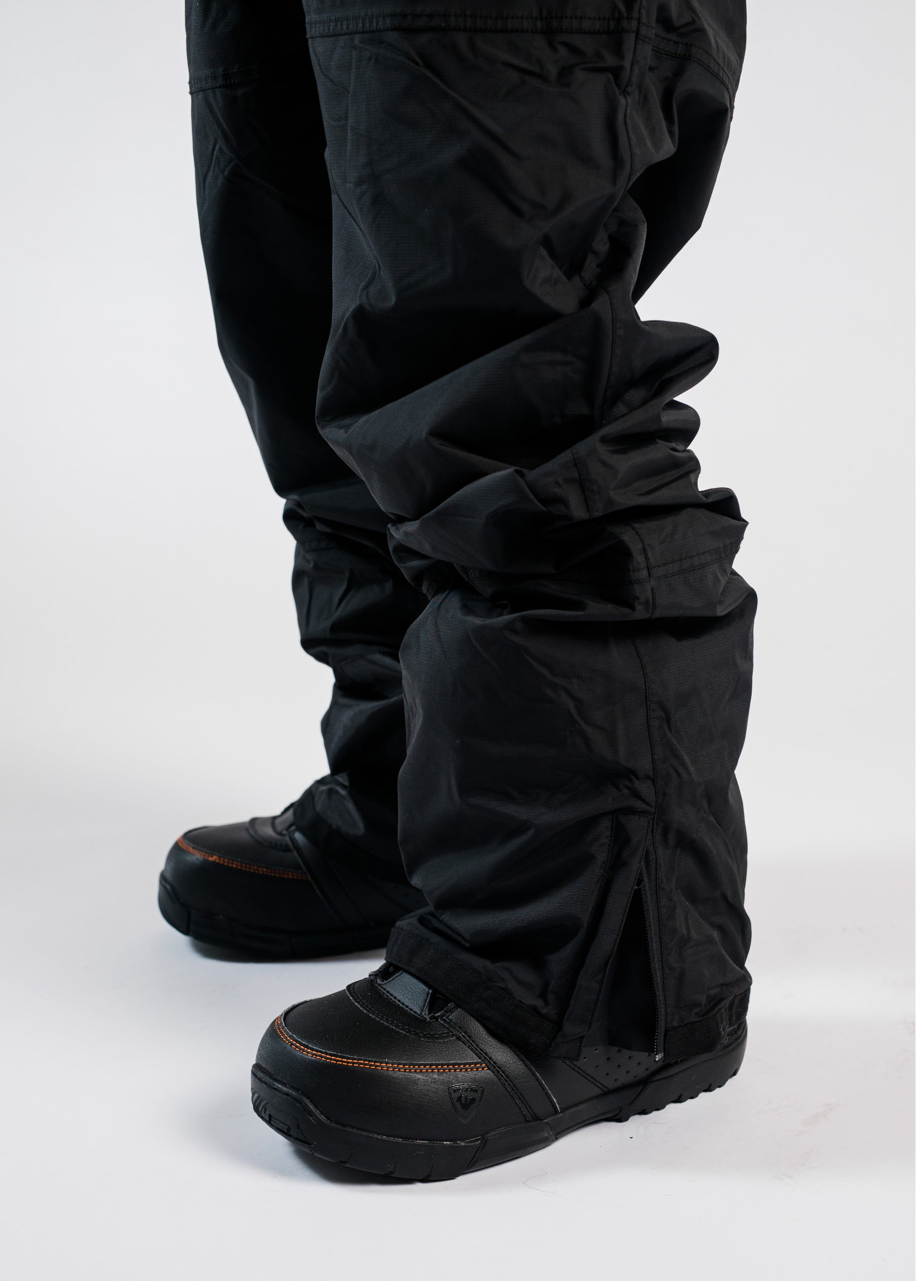 Men's black snowboard bib with hem gusset