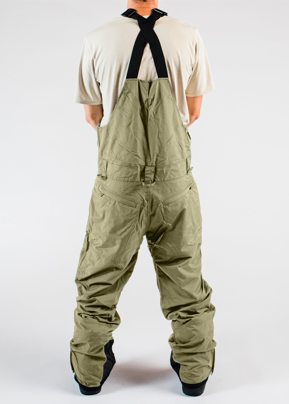 Men’s green 20K waterproof snowboard bib pants with rear pockets and adjustable suspenders.
