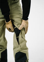 Close-up of the unzipped mesh leg vent on a men’s green Bloom Rove snowboard bib.
