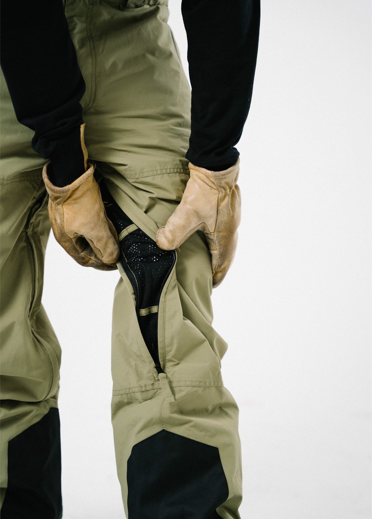 Close-up of the unzipped mesh leg vent on a men’s green Bloom Rove snowboard bib.
