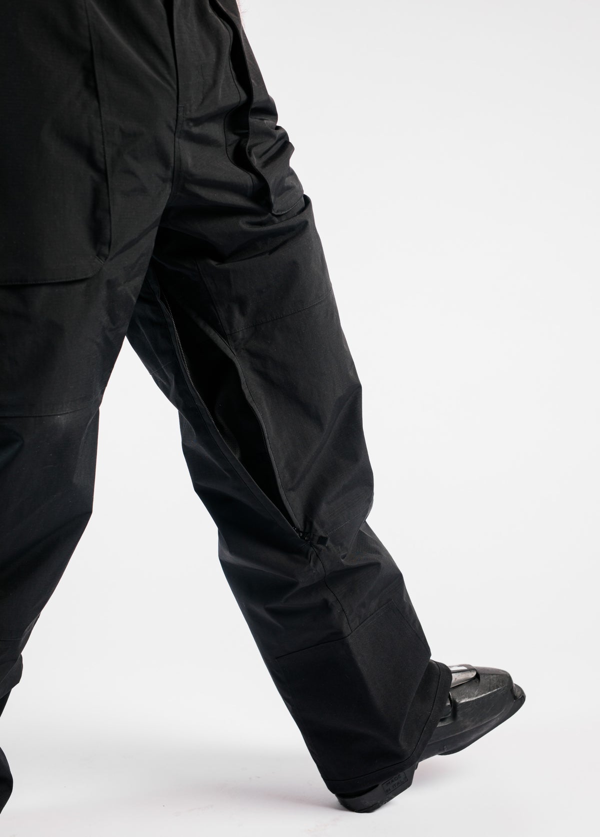 Team ski pant with zippered mesh leg vents